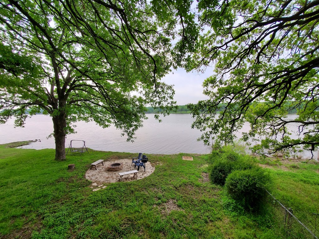 Waterfront lake cottage, beautiful deck and dock. | 1065 Sandpiper Cir, Kemp, TX 75143, USA | Phone: (804) 539-2212