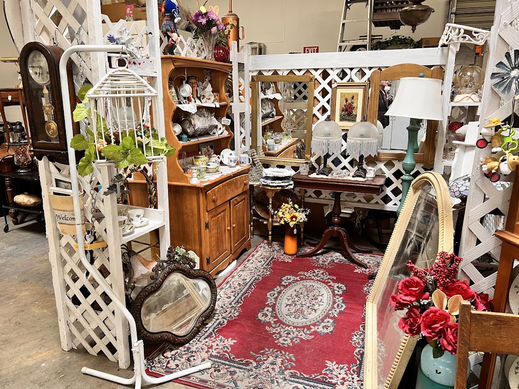 Beebes PASTIMES ANTIQUE MALL | 10180 I Ave, Hesperia, CA 92345, USA | Phone: (760) 948-3433