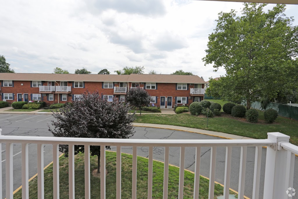 Creek Village Apartments | 160 Fallsington-Tullytown Rd, Levittown, PA 19054, USA | Phone: (215) 945-4064