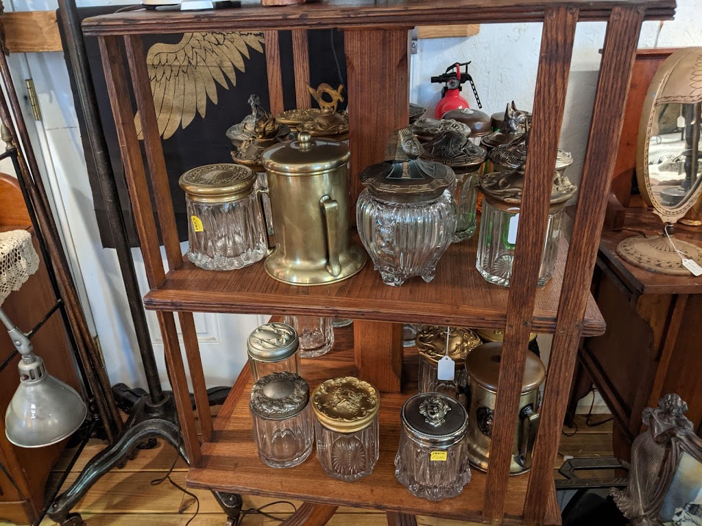 Twisted Whiskers Antiques | 105 East St, Raymond, IL 62560, USA | Phone: (217) 553-4885