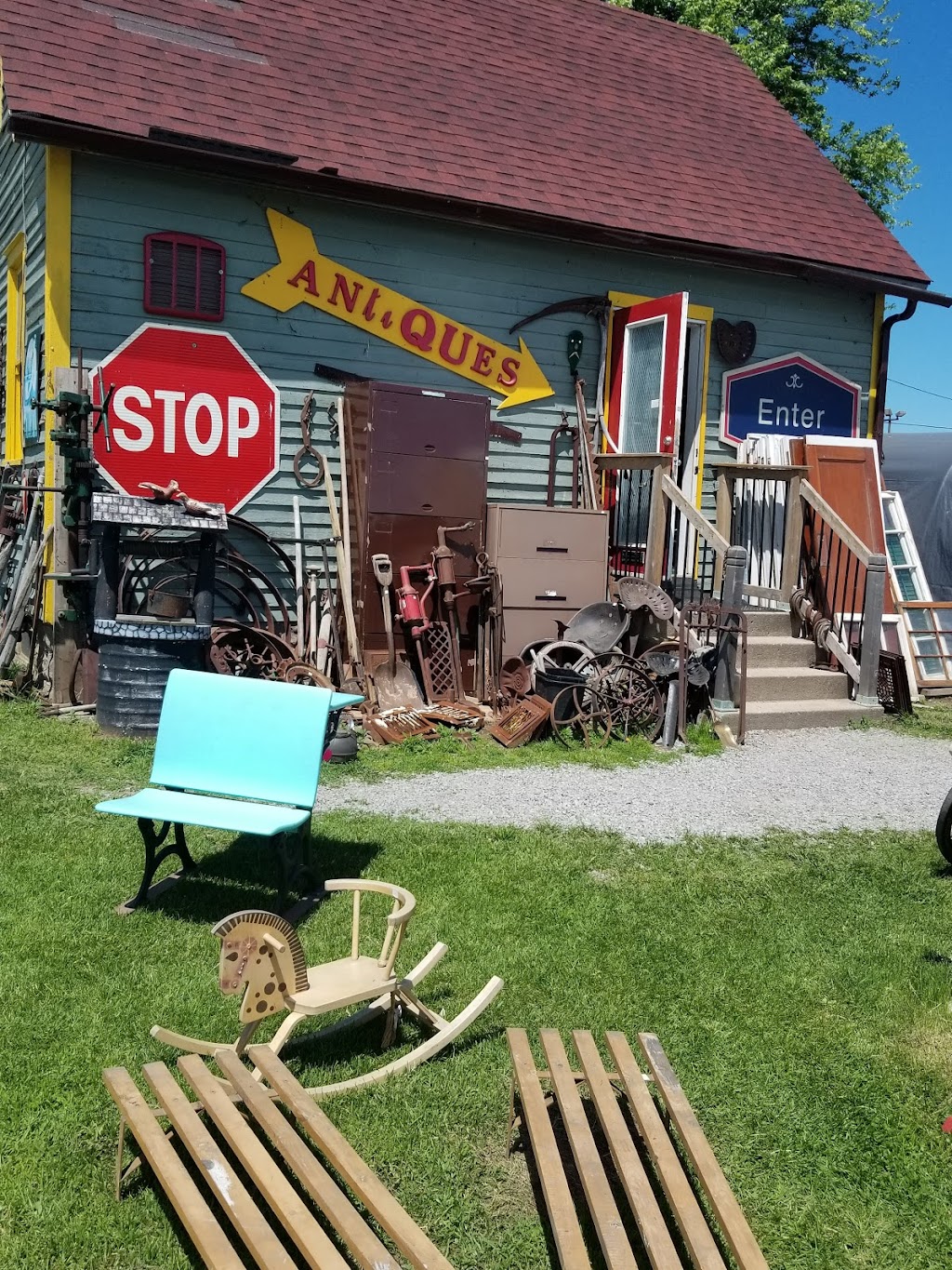 Prudhommes Antique & Vintage Market | 3125 N Service Rd, Vineland Station, ON L0R 2E0, Canada | Phone: (905) 562-5187