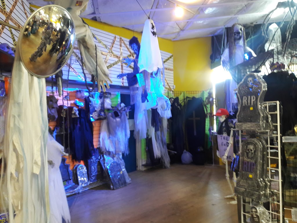 Mr. Funs Costumes & Magic Emporium | 2104 Front St, Cuyahoga Falls, OH 44221, USA | Phone: (330) 923-3339