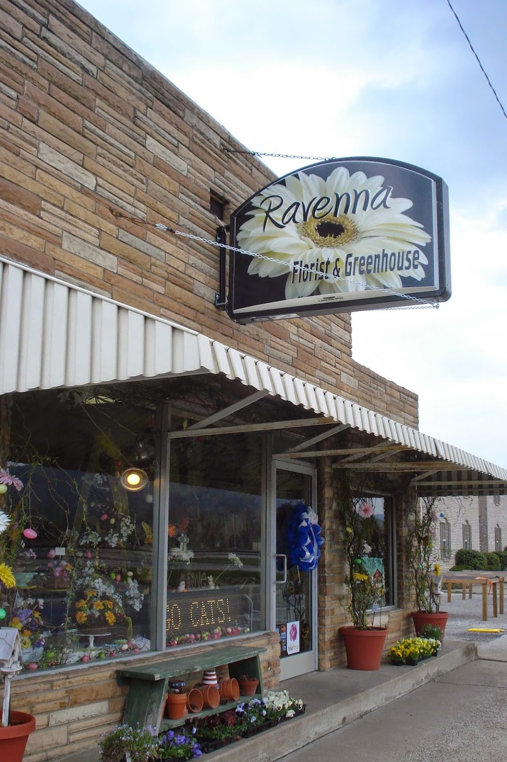 Ravenna Florist & Greenhouse | 408 Main St, Ravenna, KY 40472, USA | Phone: (606) 723-2175