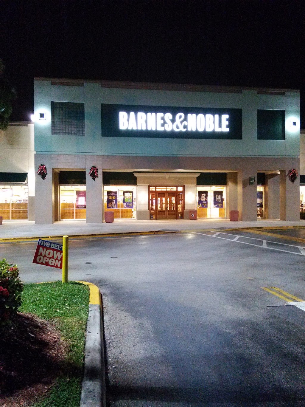 Barnes & Noble | 11820 Pines Blvd, Pembroke Pines, FL 33026, USA | Phone: (954) 441-0444