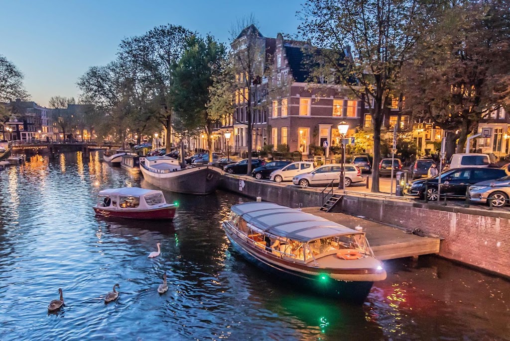 Pure Boats Amsterdam | Keizersgracht 106, 1015 CV Amsterdam, Netherlands | Phone: 020 215 7420