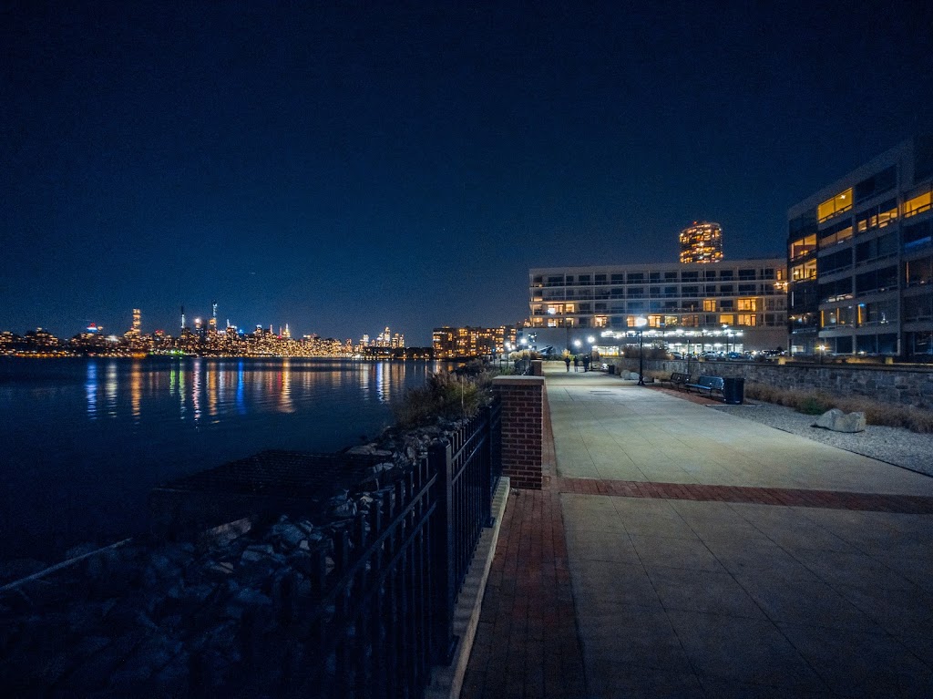 The Glass House - Luxury Waterfront Condominiums | 3 Somerset Ln, Edgewater, NJ 07020, USA | Phone: (201) 699-0868