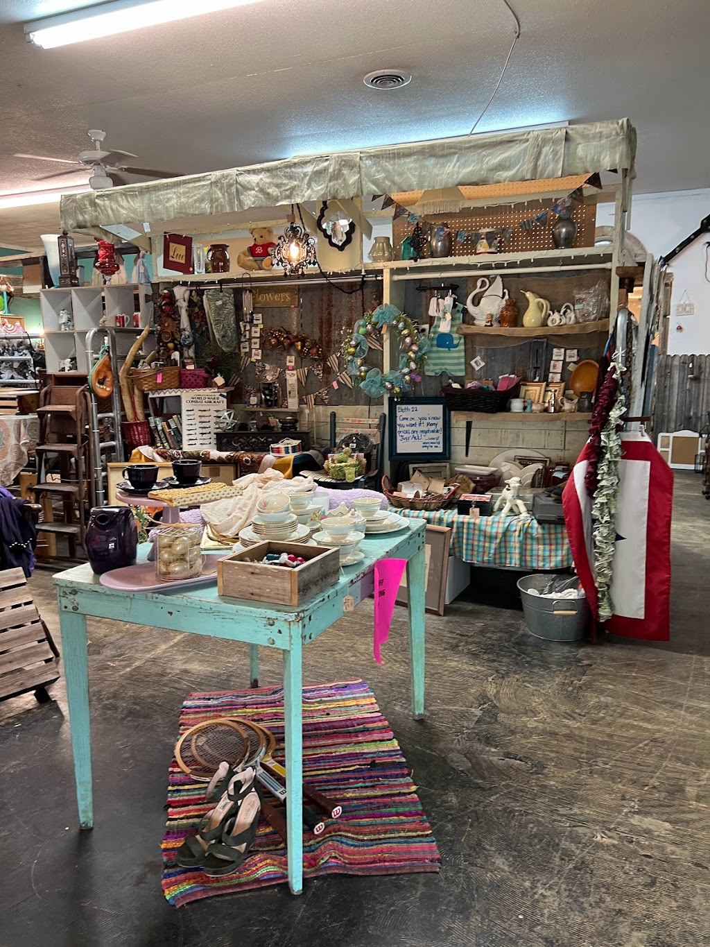 Lone star antique and craft mall | 102 Manor Dr, Azle, TX 76020, USA | Phone: (817) 683-9046