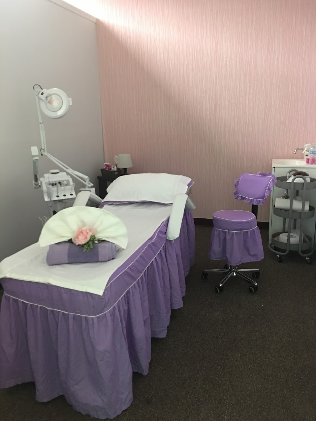 daisy massage and facial spa | 7339 E Colonial Dr Suite 8, Orlando, FL 32807, USA | Phone: (321) 888-9835