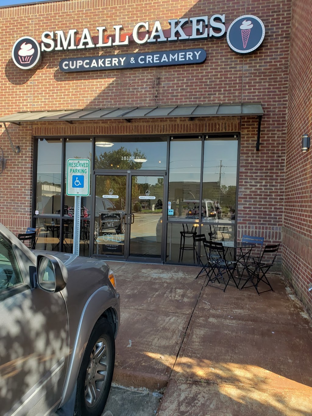 Smallcakes Cupcakery & Creamery | 18135 E Petroleum Dr suite d, Baton Rouge, LA 70809, USA | Phone: (225) 831-1856