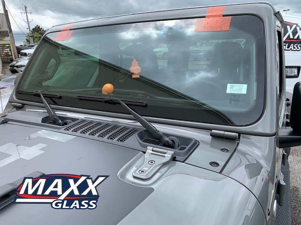 Maxx Auto Glass | 7310 Westfield Plaza Dr, Belleville, IL 62223, USA | Phone: (800) 632-7152