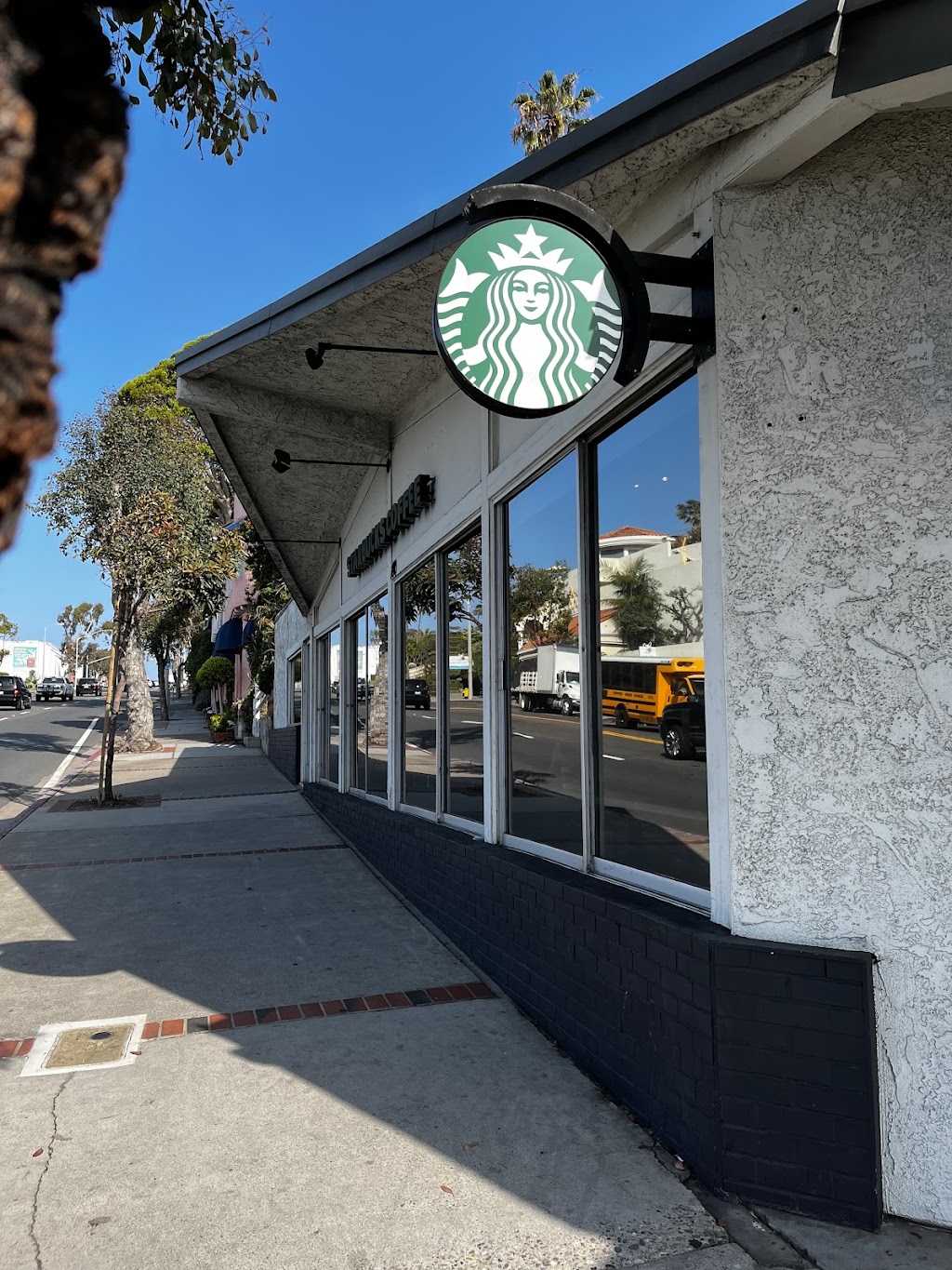 Starbucks | 180 N Coast Hwy, Laguna Beach, CA 92651, USA | Phone: (949) 494-1302