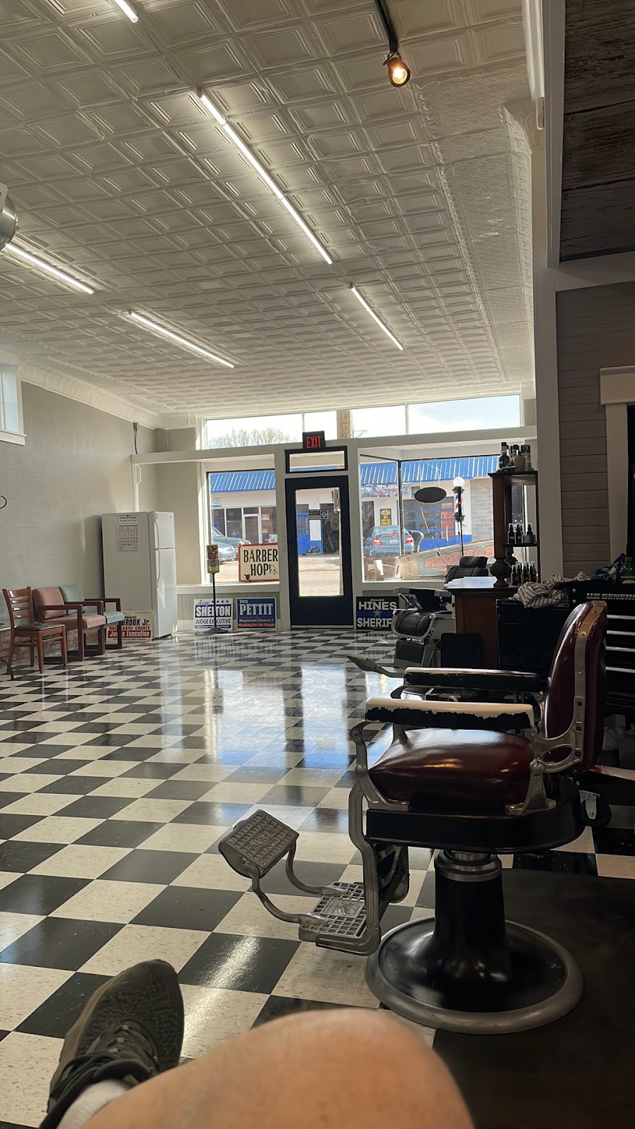 Floyds Country Barbershop | 218 Main St, Crab Orchard, KY 40419, USA | Phone: (606) 386-0048