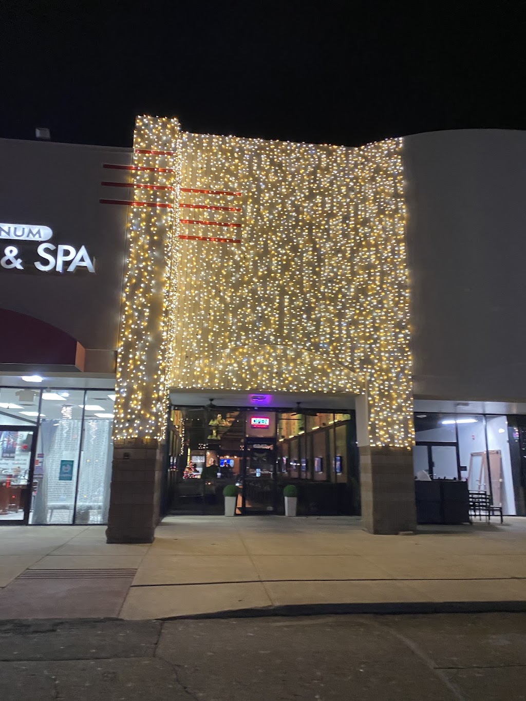 Zoros Christmas Lights | 17492 Park St, Livonia, MI 48152, USA | Phone: (248) 408-6393