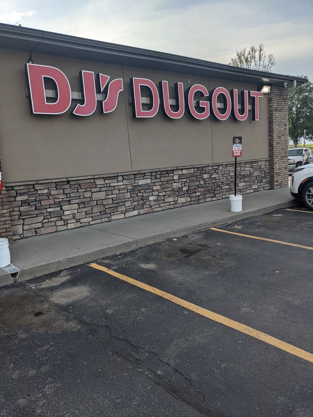 DJs Dugout Sports Bar - Plattsmouth | 2405 Oak Hill Rd, Plattsmouth, NE 68048, USA | Phone: (402) 298-4166