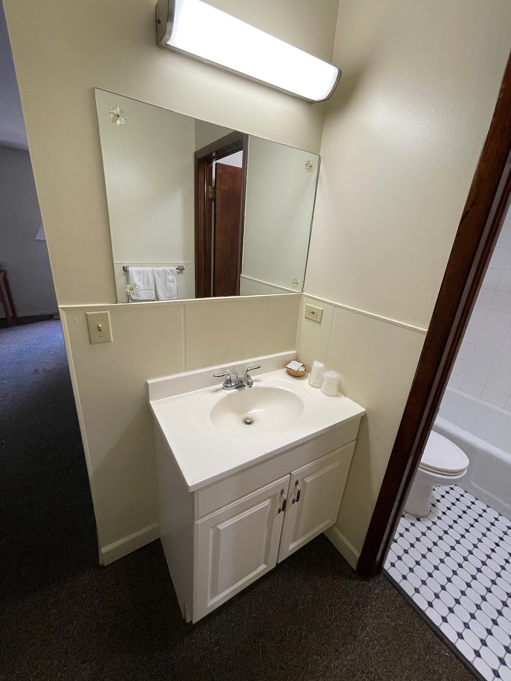 VIBE INN - WHIRLPOOL SUITES | 7307 Ogden Ave, Lyons, IL 60534, USA | Phone: (708) 442-5120