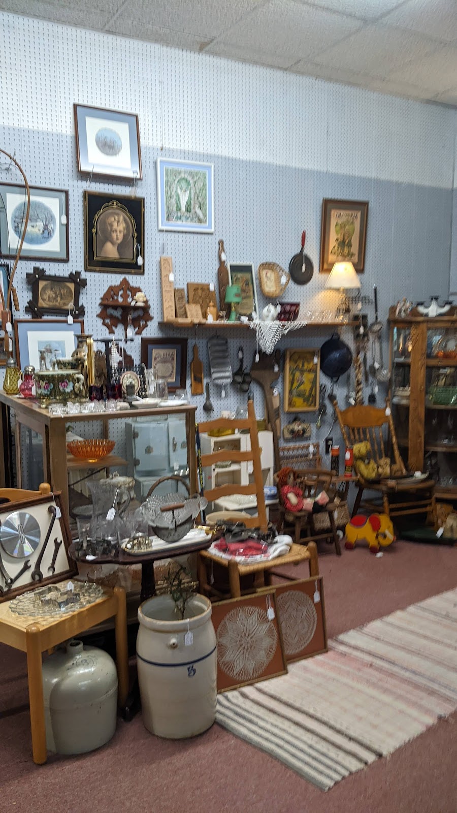 Pocahontas Antiques | 311 W Johnson St, Pocahontas, IL 62275, USA | Phone: (618) 669-2969