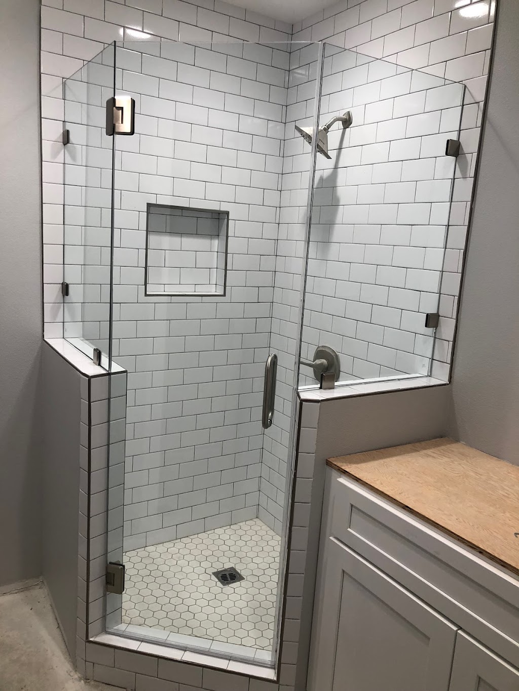 silver shower doors | 11920 Mariposa Rd #5, Hesperia, CA 92345, USA | Phone: (760) 490-1228