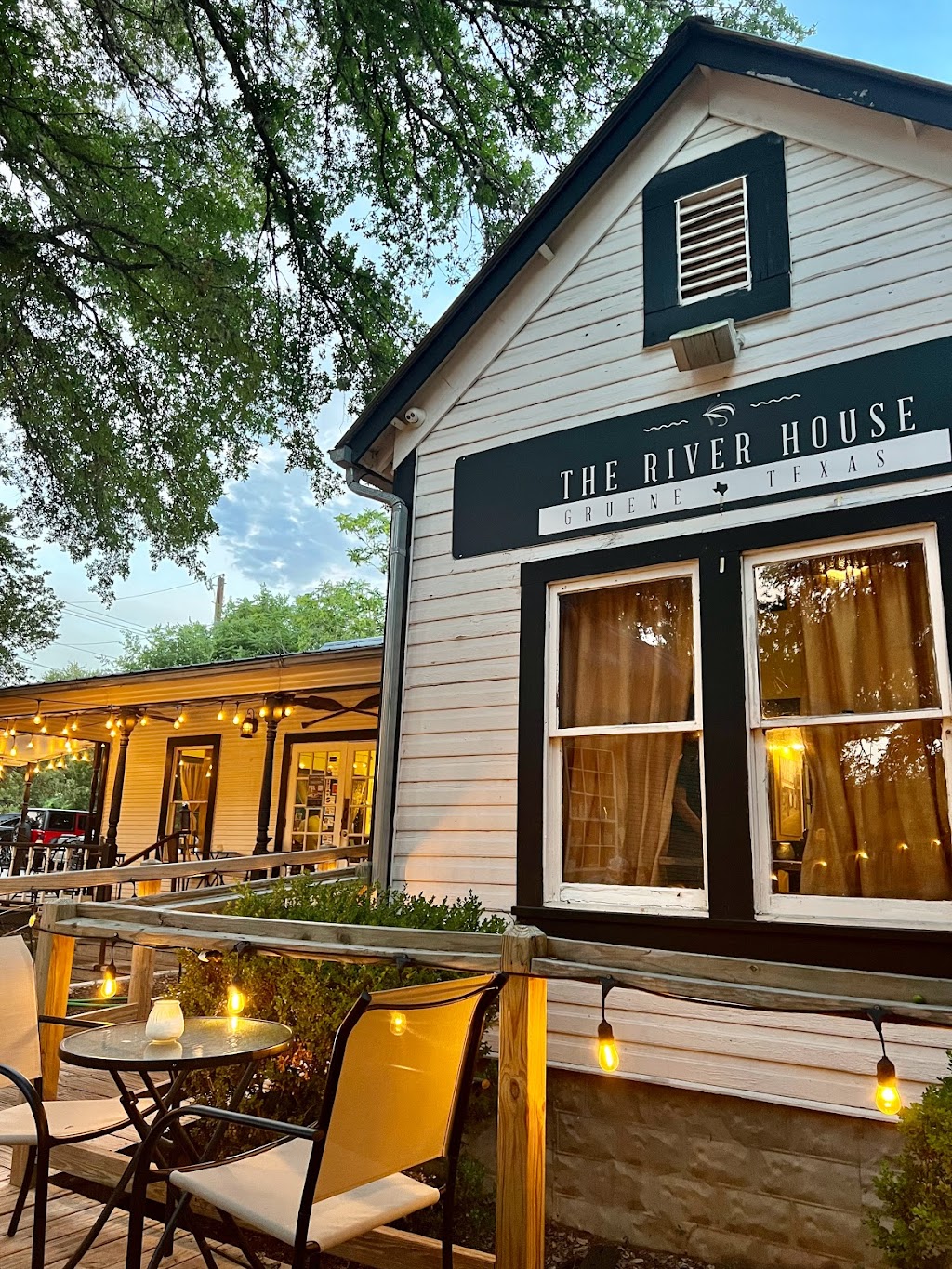 The Birdhouse, Fancy Chicken & Fine Wine | 1617 New Braunfels St, New Braunfels, TX 78130, USA | Phone: (830) 608-0690