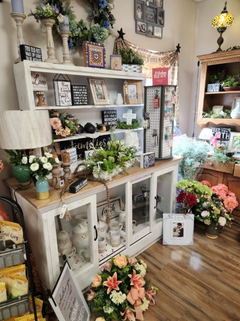 Maguanas Unique Gifts & Flowers | 516 Main St, Carrollton, KY 41008, USA | Phone: (502) 732-0322