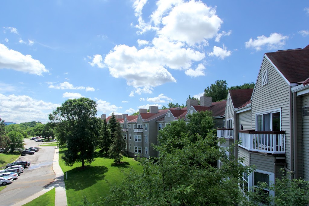 Claremont Apartments | 10745 Smetana Rd, Minnetonka, MN 55343, USA | Phone: (952) 260-6024