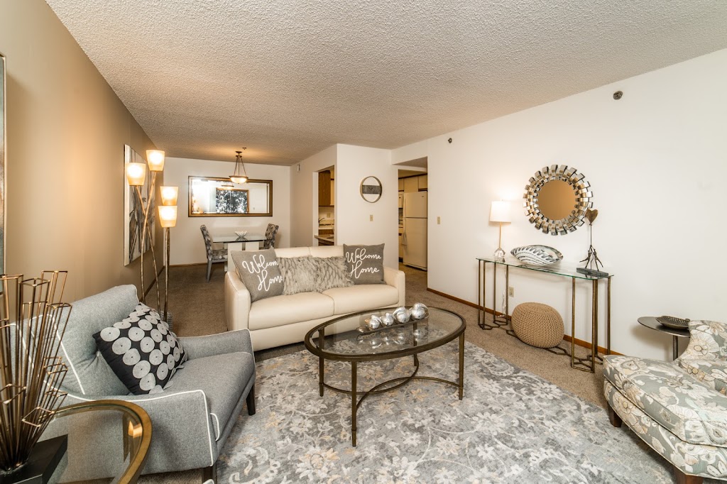 Oak Pointe Apartments | 6901 W 84th St, Bloomington, MN 55438, USA | Phone: (952) 314-7592