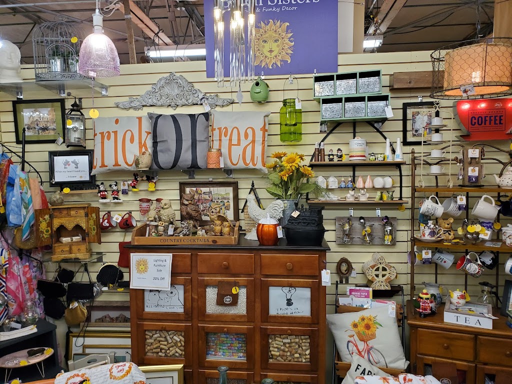 Riverside Centre Antique Mall | 3742 Kellogg Ave, Cincinnati, OH 45226, USA | Phone: (513) 996-2014