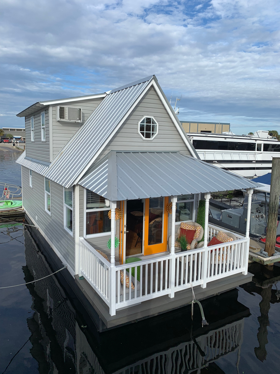 Famous Tiny Houseboat | 531 N Palmetto Ave B-Dock, Sanford, FL 32771, USA | Phone: (407) 995-6613
