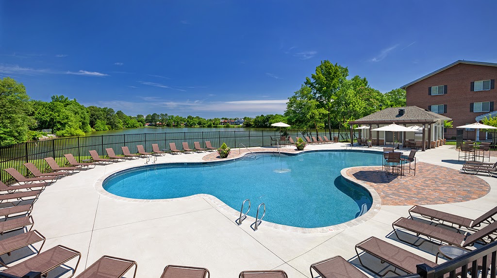 Abbington at Hampton Center Apartments | 70 Lakeshore Dr, Hampton, VA 23666, USA | Phone: (833) 209-3164