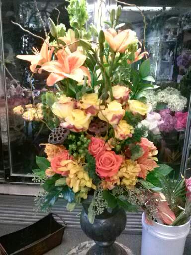 Carols Pomona Valley Florist | 440 W Holt Ave, Pomona, CA 91768, USA | Phone: (909) 629-3203