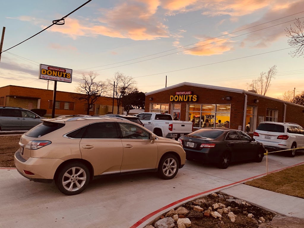 Snowflakes Donuts | 203 N Main St, Hutchins, TX 75141, USA | Phone: (972) 225-0808