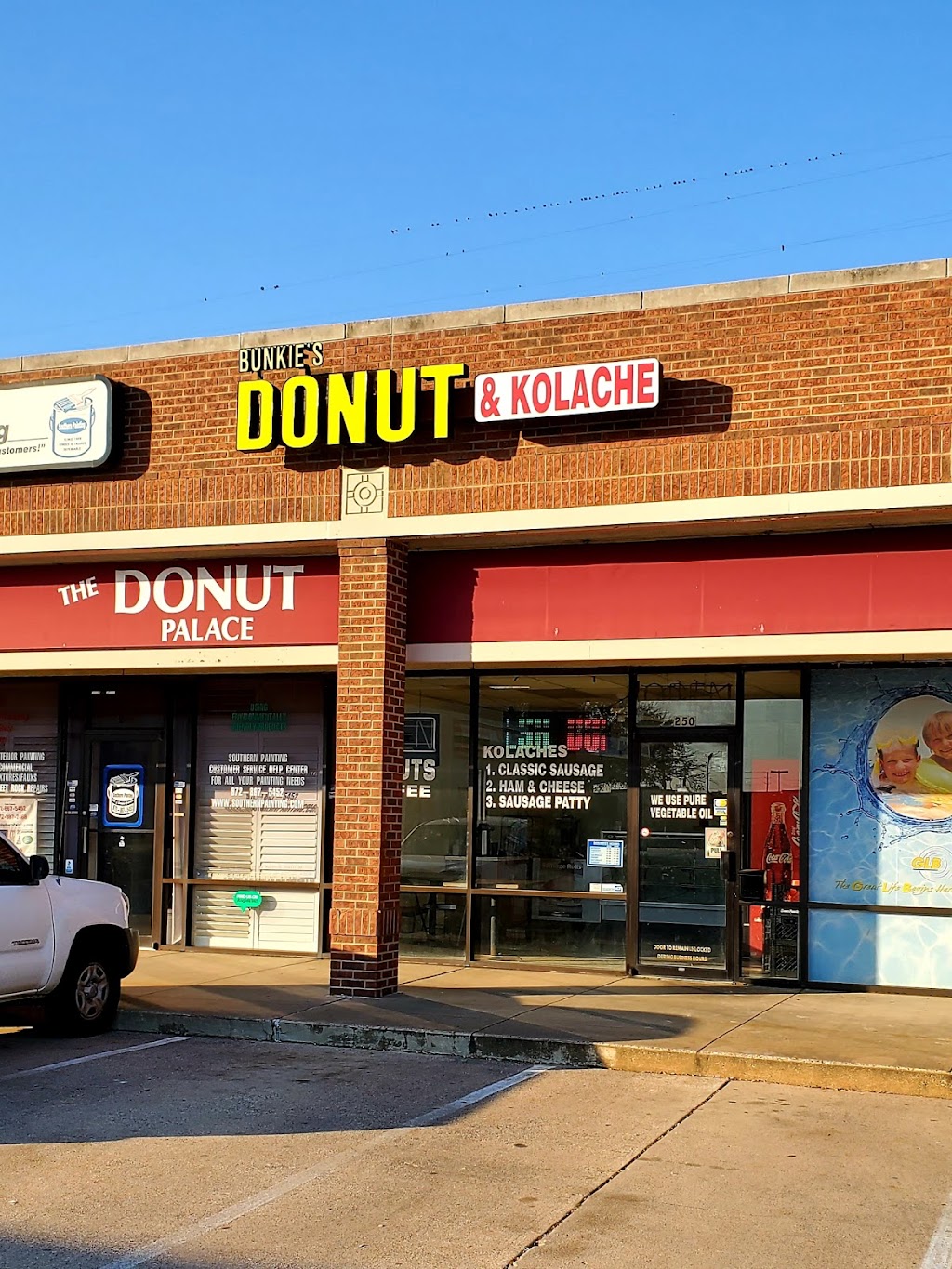 Bunkies Donut Shop | 2011 Spring Creek Pkwy, Plano, TX 75023, USA | Phone: (972) 517-5565