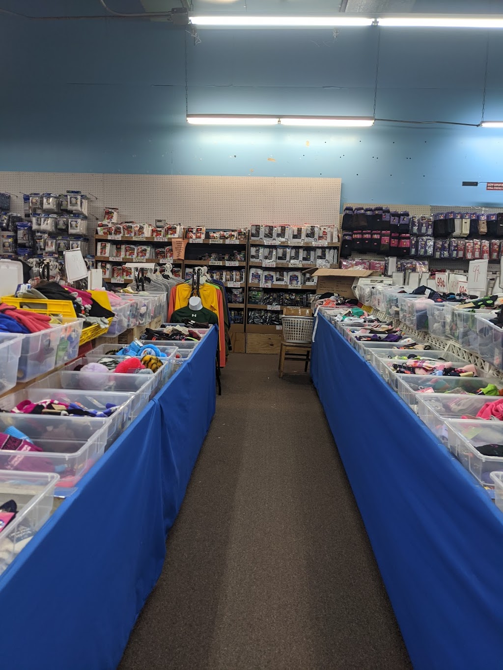 Sock Factory Outlet | 133 Railroad Ave, Garden City Park, NY 11040, USA | Phone: (516) 741-4132