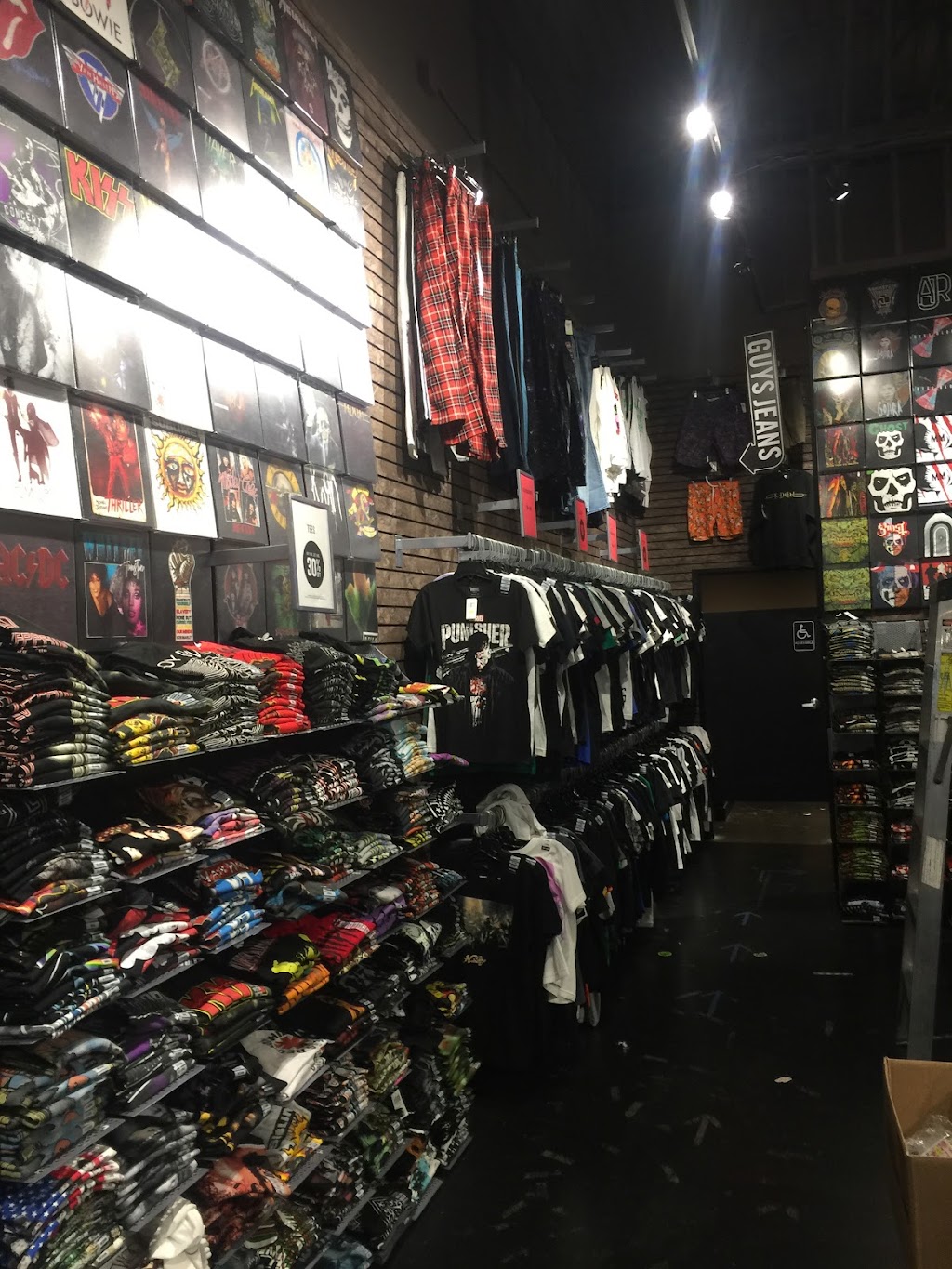 Hot Topic | 1 Mills Cir #202, Ontario, CA 91764, USA | Phone: (909) 727-5514