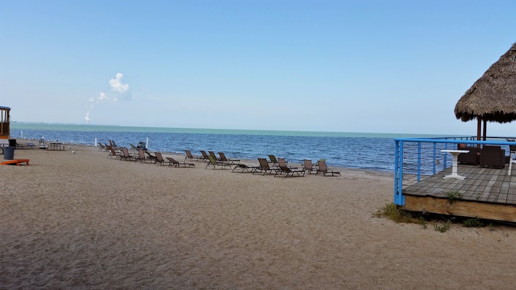 Beachfront Resort | 252 W Lakeshore Dr, Port Clinton, OH 43452, USA | Phone: (419) 732-6684