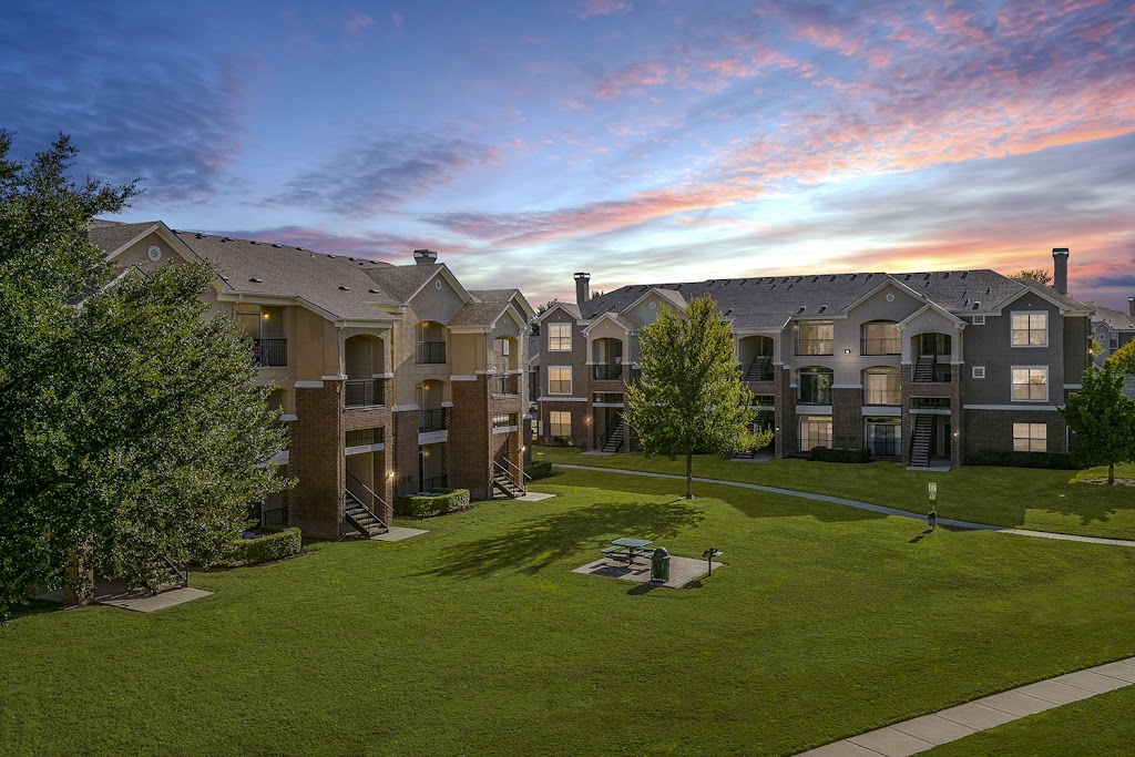 The Club at Stonegate Apartments | 2450 Oak Hill Cir, Fort Worth, TX 76109, USA | Phone: (817) 373-5576