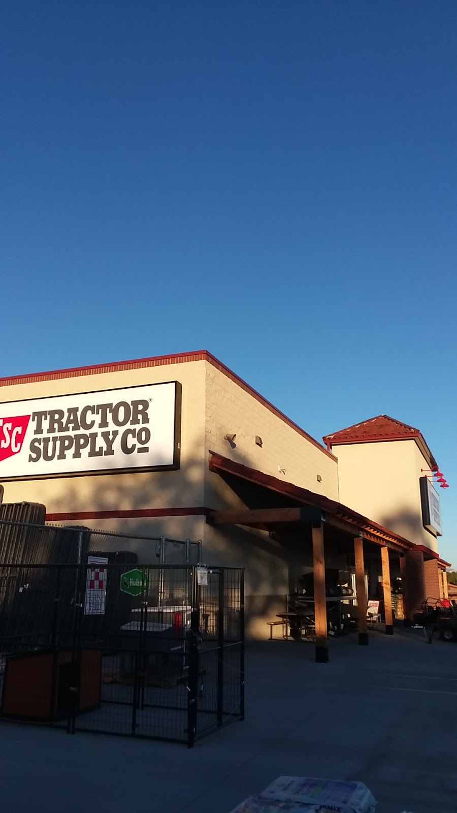 Tractor Supply Co. | 75 N Abrego Dr, Green Valley, AZ 85614, USA | Phone: (520) 399-1010