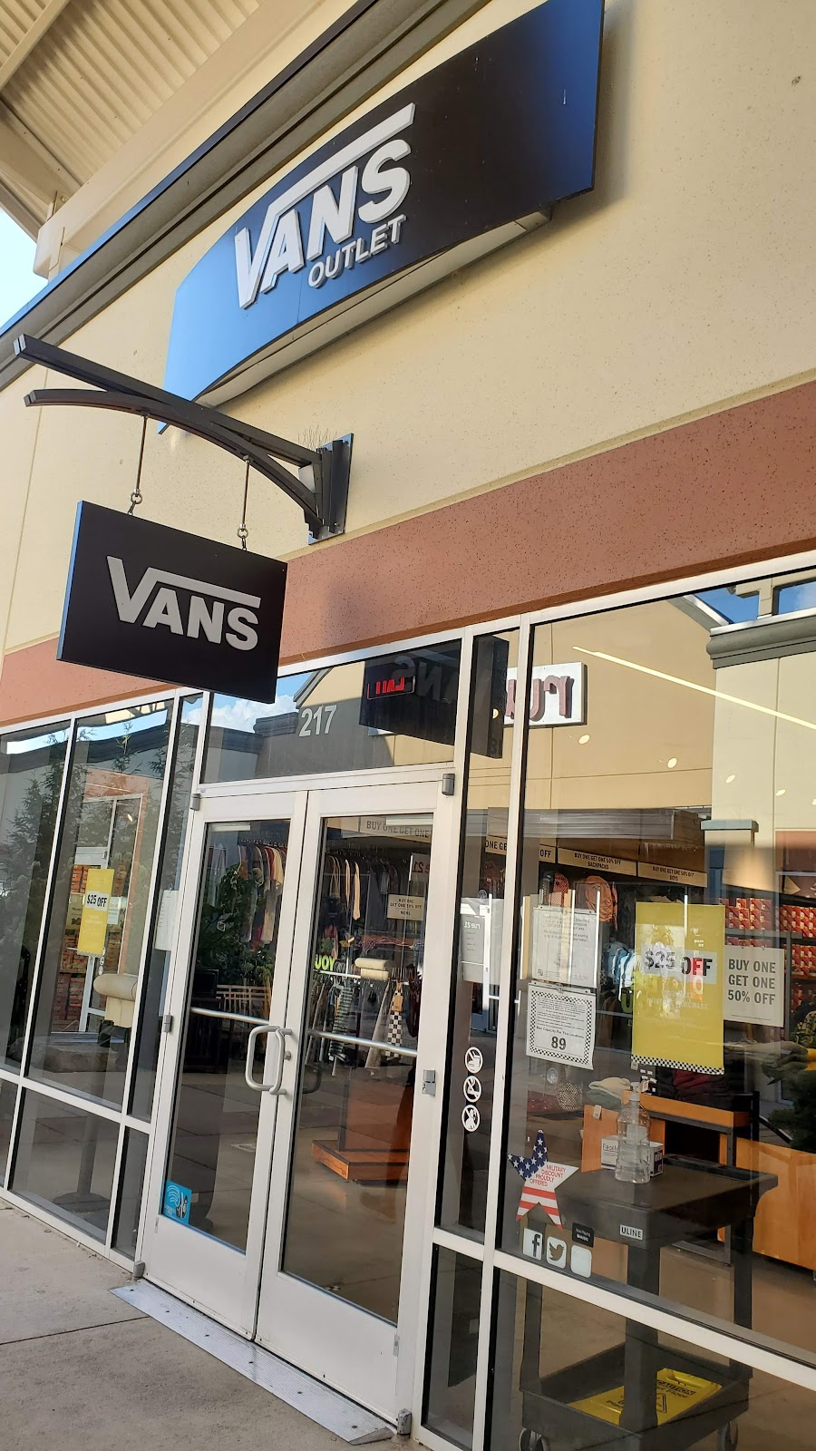 Vans | 217 Premium Outlets Dr, Monroe, OH 45050, USA | Phone: (513) 539-9247