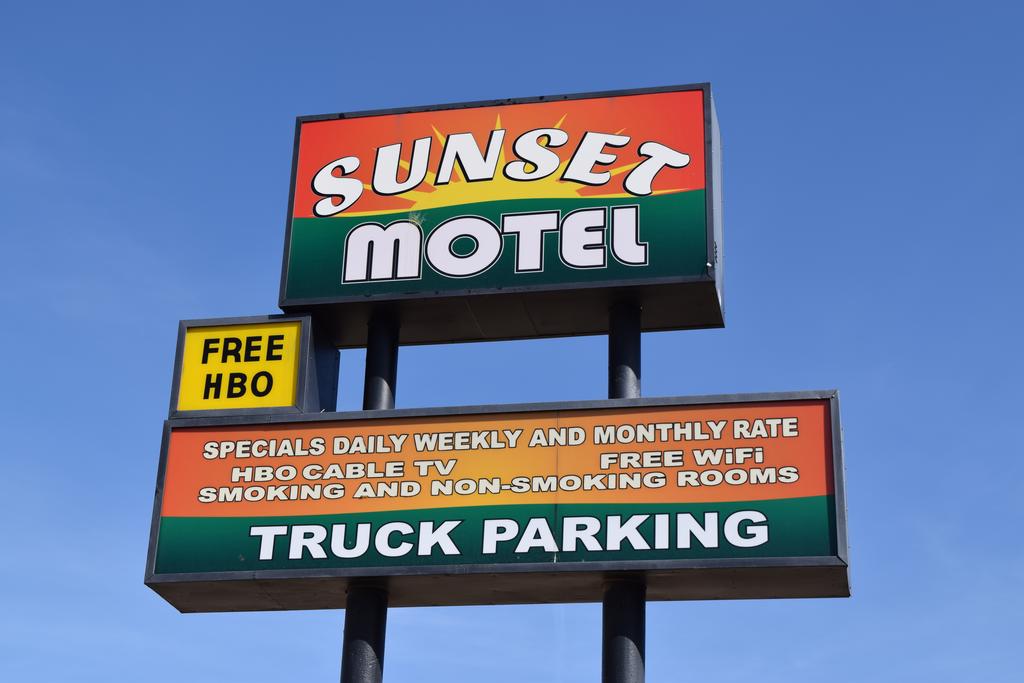 Sunset Motel | 2605 E 4th Ave, Hutchinson, KS 67501, USA | Phone: (620) 662-4429