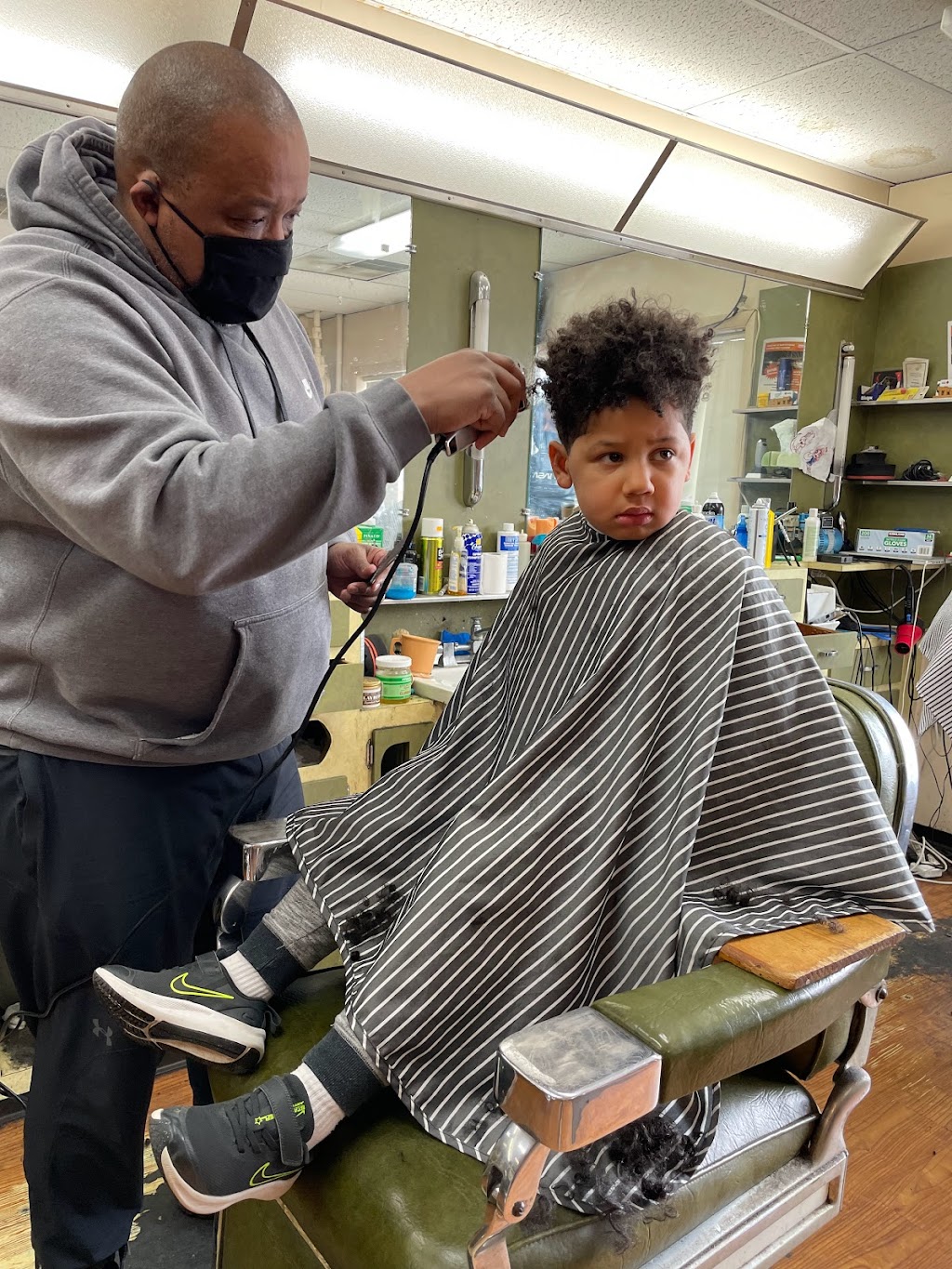 Oakland Park Barber Shop | 868 Oakland Park Ave, Columbus, OH 43224, USA | Phone: (614) 262-6468