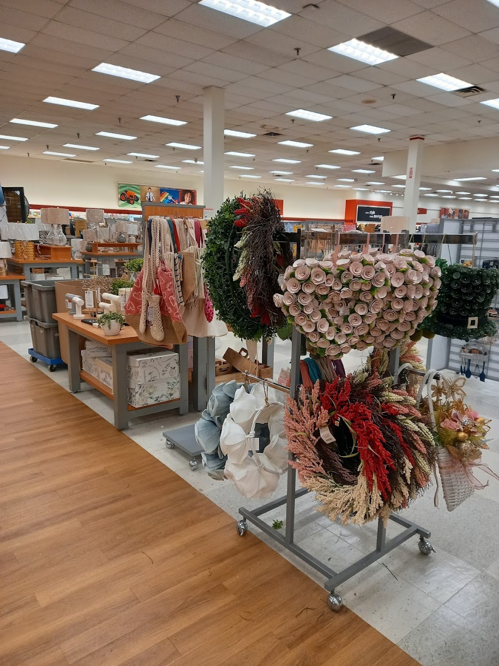 T.J. Maxx | 3320 Fairlane Dr, Allen Park, MI 48101, USA | Phone: (313) 982-9337