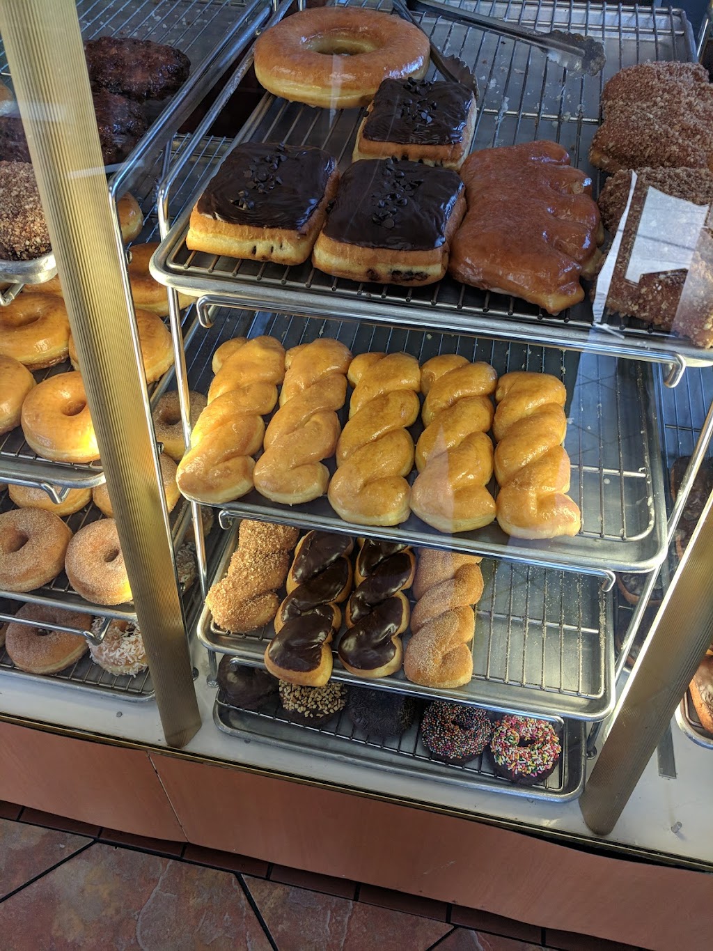 Superior Donuts | 13532 Lakewood Blvd, Bellflower, CA 90706, USA | Phone: (562) 790-8070