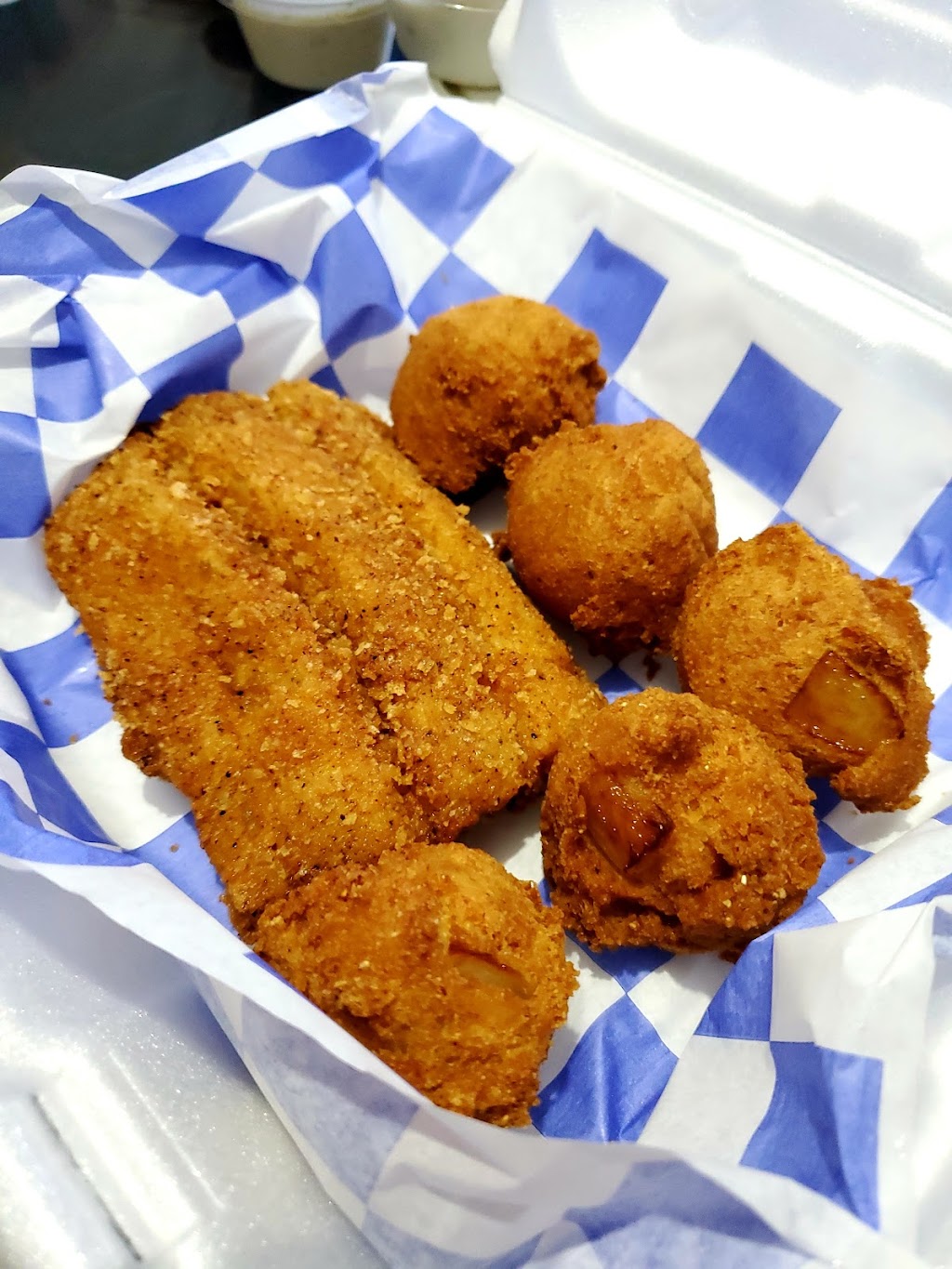 Cadillac’s Chicken and Fish | 7105 Fegenbush Ln, Louisville, KY 40228, USA | Phone: (502) 287-3437