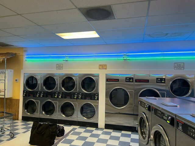 Blue Lagoon Laundry | 205 E Casino Rd, Everett, WA 98208, USA | Phone: (425) 514-8239