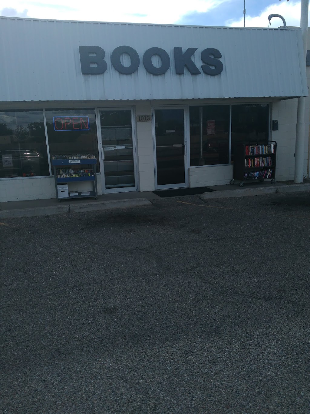 Dons Paperback Books | 1013 San Mateo Blvd SE, Albuquerque, NM 87108, USA | Phone: (505) 268-0520