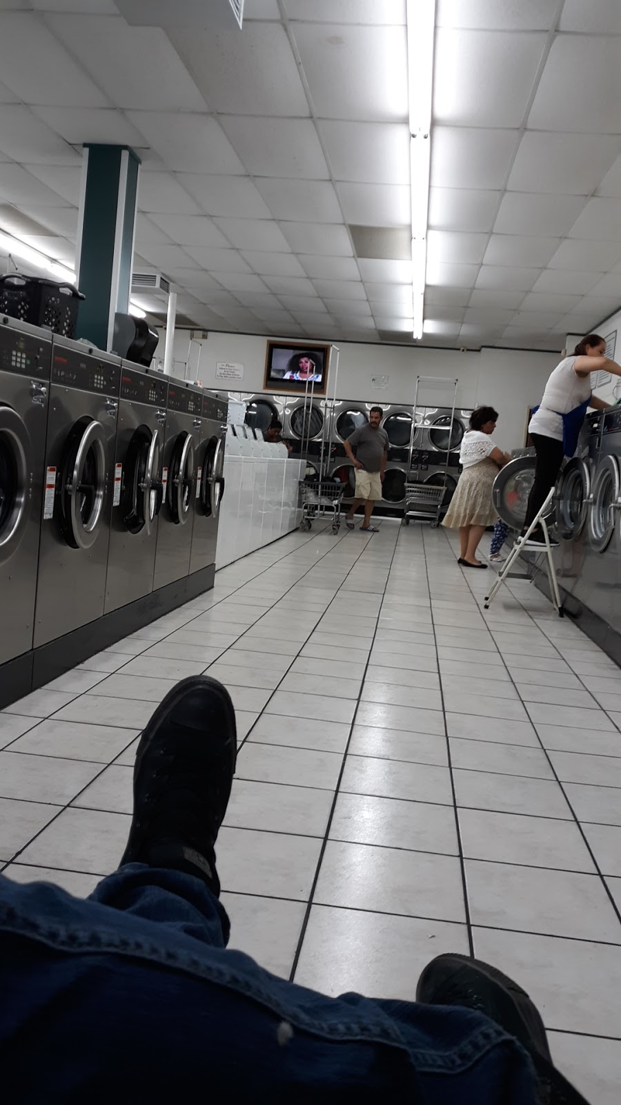 Lucky Coin Laundry | 9802 Central Ave, Montclair, CA 91763, USA | Phone: (909) 399-3669