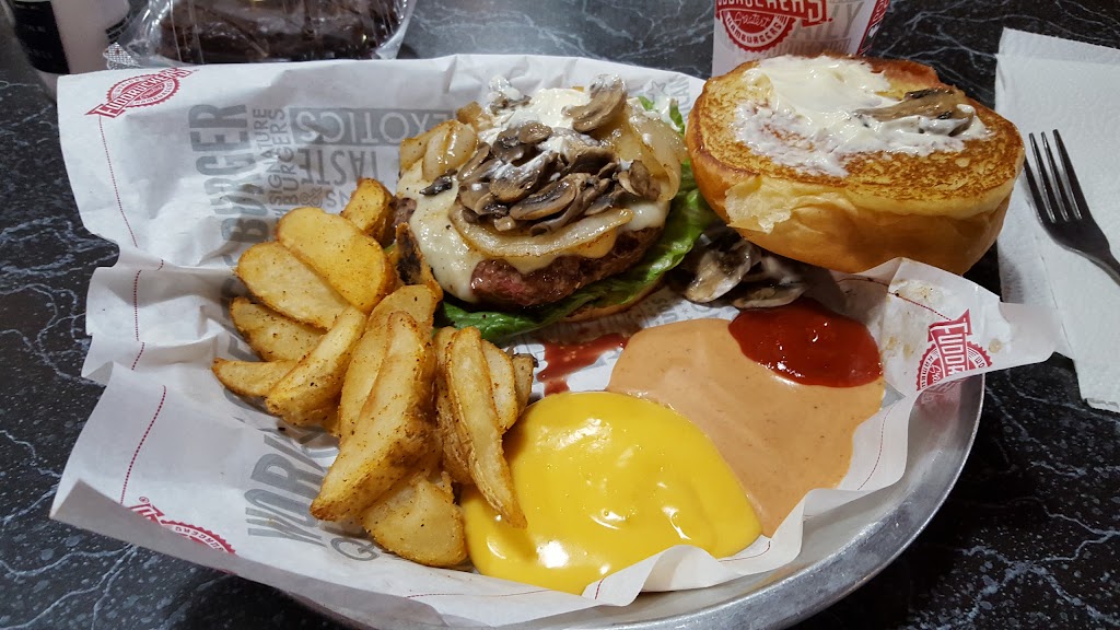 Fuddruckers | 1949 S Padre Island Dr, Corpus Christi, TX 78416, USA | Phone: (361) 857-0808