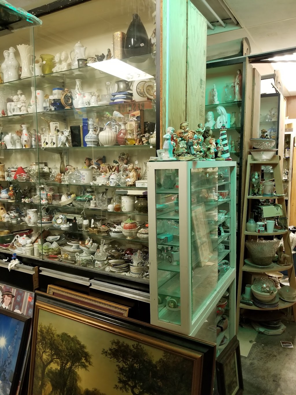 Englishtown Antiques & Used Furniture | 2094 Englishtown Rd, Jamesburg, NJ 08831, USA | Phone: (732) 446-3330