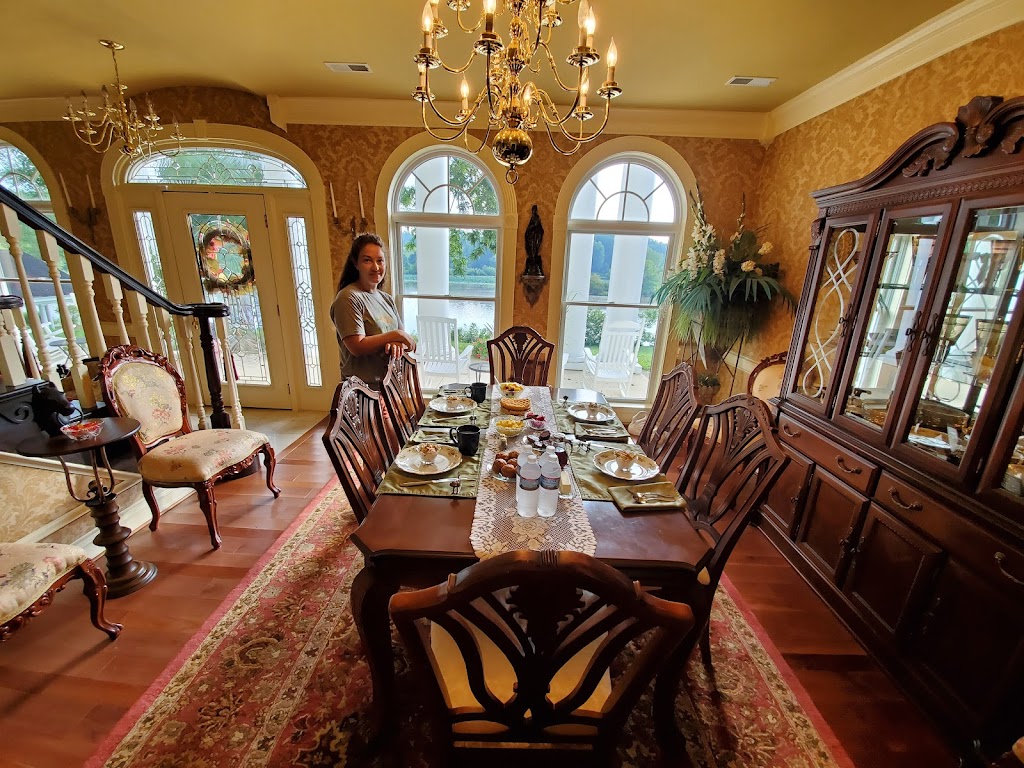 A Georgian Manner Bed & Breakfast | 29055 Evans Rd, Logan, OH 43138, USA | Phone: (800) 606-1840