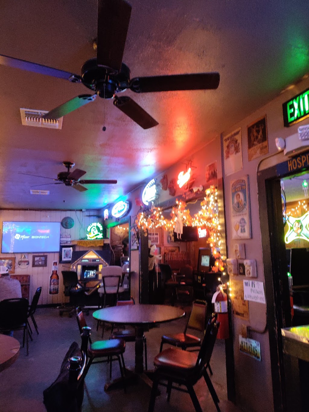 The Hoity Toit Beer Joint | 421 E Torrey St, New Braunfels, TX 78130, USA | Phone: (830) 327-1201