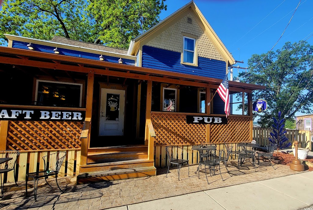 Grafton Pub | 225 W Main St, Grafton, IL 62037, USA | Phone: (618) 786-9463